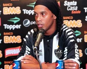 Ronaldinho a ramas fara contractul cu Coca-Cola