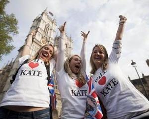 Nunta regala: Fanii incep sa se stranga deja in fata Westminster Abbey al carei interior incepe sa semene cu o padure artificiala