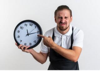 Ghidul angajatorului. Daca un salariat munceste dupa program nu inseamna neaparat ca efectueaza ore suplimentare!