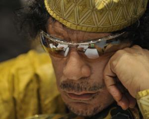 Gadhafi devine incoerent: Demonstrantii au baut lapte si Nescafe cu droguri