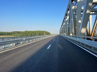Podul peste Dunare, plin de denivelari deja. Ministrul Transporturilor arata cu degetul catre soferii de camioane