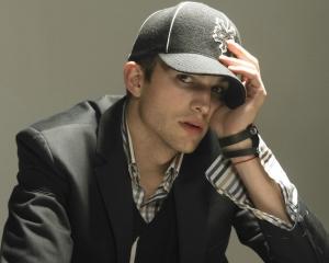 Ashton Kutcher va incasa 20 de milioane de dolari pentru un sezon de