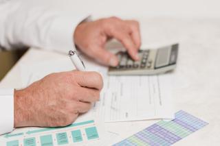 Salariile bugetarilor si pensiile romanilor apasa greu pe buget. Ministrul Finantelor: Romania trebuie sa-si reduca cheltuielile
