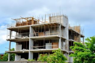 Volumul lucrarilor de constructii a crescut, dar impulsionat de lucrarile de reparatii capitale si constructiile ingineresti. Crestere modesta pe zona constructiilor noi