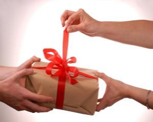 Plusuri si minusuri pentru oferirea de cadouri clientilor companiei