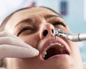 Trei sferturi din romani merg la dentist doar cand ii dor dintii