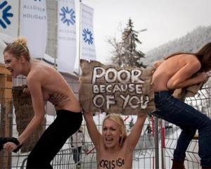 Proteste topless la Davos