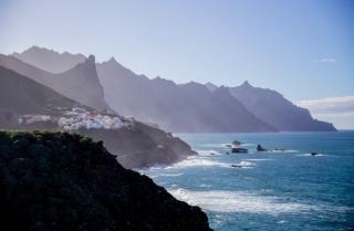 Cum decurge o zi dintr-o vacanta in Tenerife pentru turistii romani: de asta e mereu coada la agentiile de turism