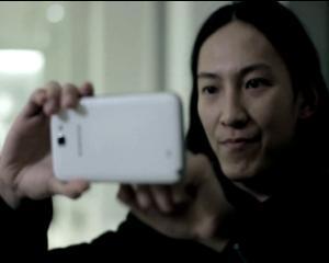 Alexander Wang lucreaza cu Samsung pentru realizarea unei genti in editie limitata