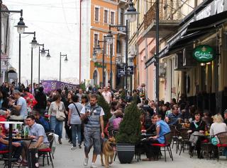 La vara se da liber la promenade in centrul vechi al Bucurestiului