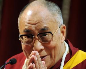 Dalai Lama renunta la puterea politica