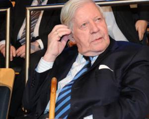 La 93 de ani, fostul cancelar german Helmut Schmidt are o noua prietena