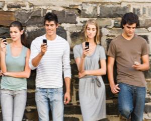 STUDIU: Tinerii achizitioneaza smartphone-uri cu sistem de operare Android