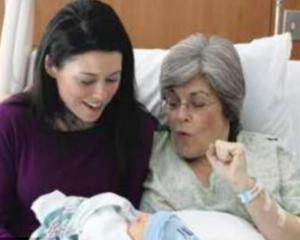 O americanca de 61 de ani a fost mama surogat pentru propriul nepot