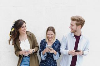 Afaceri care pornesc de pe telefon: cum poate Gen Z sa faca bani fara birou si fara sef