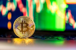 Emotii mari pentru romanii amatori de criptomonede. Bitcoin, intimidat de pragul de 100.000 de dolari, scade sub el