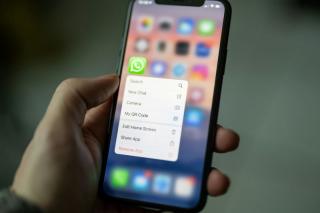 WhatsApp testeaza o noua functie AI pentru a-ti economisi timpul cu un simplu rezumat