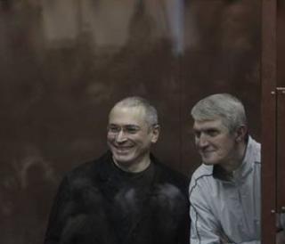 WikiLeaks: Khodorkovsky nu scapa de puscarie cat timp Putin e la putere