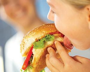 STUDIU: Bucurestenii prefera fast-foodul, pe cand cei din celelalte orase mari restaurantul