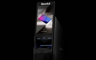 Bani cash de pe Revolut cu ZERO comision. Care sunt limitele de la bancomat