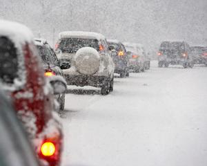 Codul portocaliu de vant si ninsoare bate pana maine dimineata