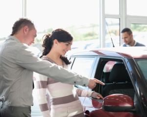Femeile primesc oferte mai bune la achizitia unei masini noi, dar au parte si de discutii vulgare