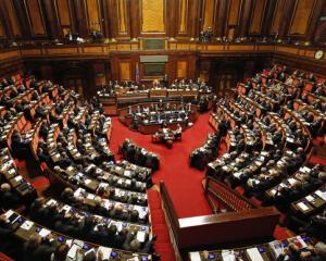 ANALIZA: Ia criza de unde nu-i! Italia isi plateste regeste politicienii