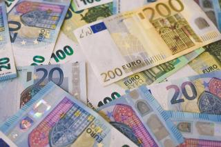 Euro nu mai are rabdare si sare de pragul de 5 lei. Cand incepe teroarea la cursul valutar