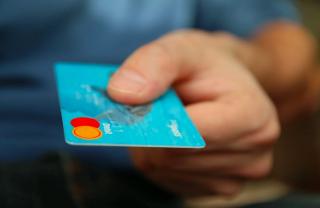 Care este diferenta dintre cardurile de credit si de debit?