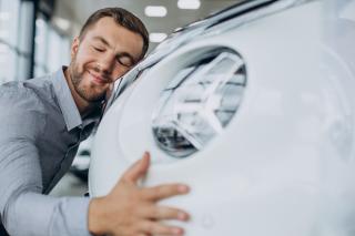 Romanii continua sa cumpere masini noi. Suntem saracii Uniunii Europene, dar nici Germania nu are parcul nostru auto