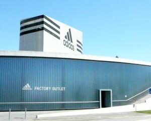 Adidas si-a revizuit in crestere estimarile privind profitul din acest an