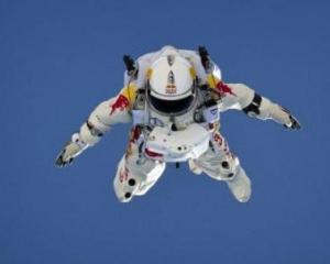 Felix Baumgartner a intrat in cartea recordurilor dupa ce a sarit de la 39.000 de metri