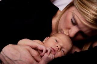 Ordonanta cu bucluc. Mamele risca disponibilizarea dupa primul an de concediu maternal