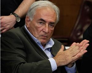 Dominique Strauss-Kahn iese, deocamdata, din inchisoare. Francezii cred ca a cazut victima unei inscenari pusa la cale de Sarkozy