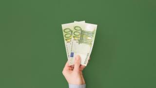 Acest roman economiseste 200 de euro lunar si nu stie ce sa faca cu ei: