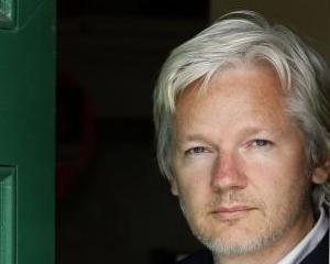 Julian Assange sufera de grave probleme pulmonare, sustin autoritatile din Ecuador