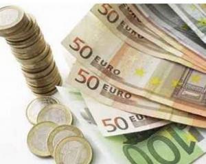 Euro a depasit  recordul de 4,6 lei