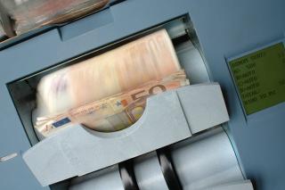 Bancile din Romania intorc banii cu lopata: profituri colosale pentru bancheri