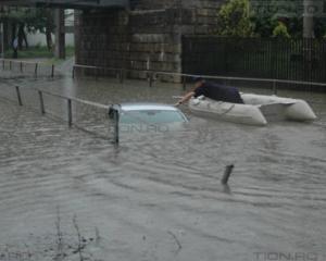 Sute de alerte de inundatii in Marea Britanie