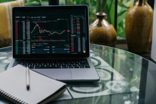 Trend pe pietele financiare: obligatiunile pe termen scurt atrag capital major, inclusiv din partea lui Buffett. Investitorii se tem!