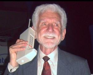 Telefonul mobil a aniversat 38 de ani