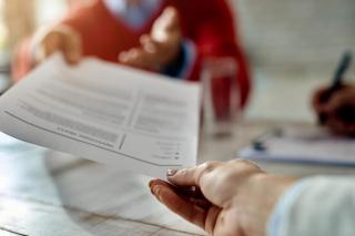 Cele mai comune greseli in CV si cum sa le eviti: Ghidul complet pentru un CV de succes in 2025