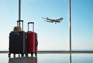 Si biletele de avion se vor scumpi! Companiile aeriene avertizeaza ca daca bagajul de mana va fi gratuit, cheltuiala va fi recuperata din pretul biletelor