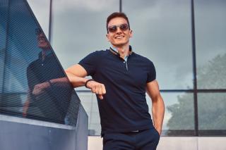 Cum sa porti haine sport la birou: Ghid pentru un look smart-casual