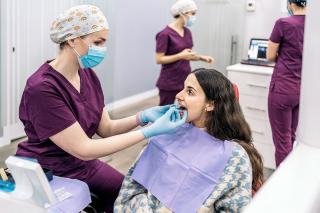 Ghid complet pentru intretinerea unui aparat dentar invizibil