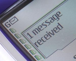 Batranul SMS ramane regele mesageriei mobile