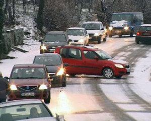 Pe alocuri a venit iarna. Acoperiti carosabilul cu ceva!