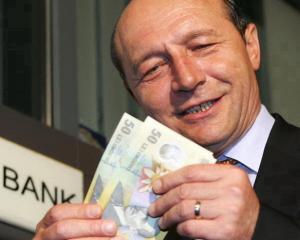 Basescu are cel mai mic salariu dintre sefii de stat din UE. Vezi cat castiga altii