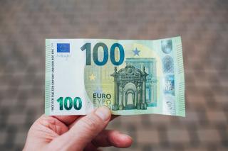 Cat castigi daca pui 1.000 de euro intr-un depozit bancar pentru 1 an de zile