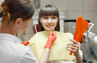 Cat te costa sa-ti pui fatete dentare in Romania